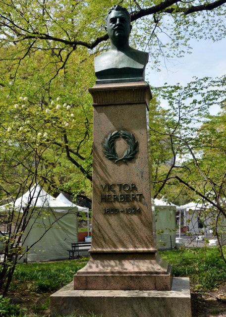2024-04-27_Statue_Monument to Victor Herbert (1859–1924) across from the Naumburg Bandshell an Irish-American composer_ cellist_ and conductor0001.JPG