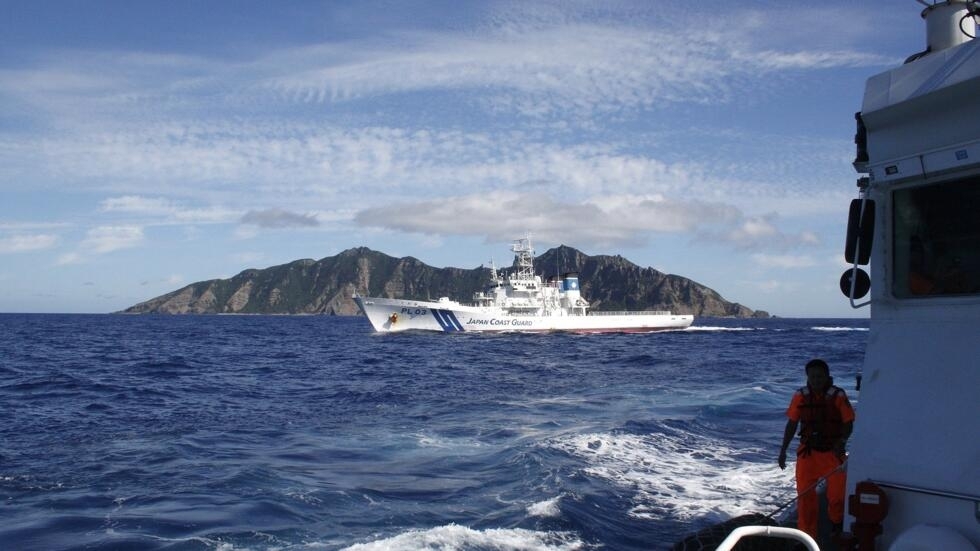一艘日本海防队船只试图阻挡为在钓鱼台附近捕鱼的台湾渔船护航的台湾海防队船只。图片摄于2012年6月4日