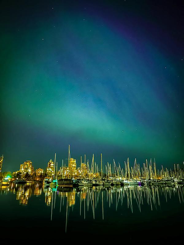 2The aurora over Coal Harbour in Downtown Vancouver.jpg