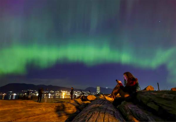5The aurora borealis is seen over Jericho Beach in Vancouver.jpg