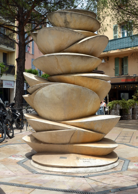 2024-06-02_Sculpture on Place Alphonse Celli0001.JPG