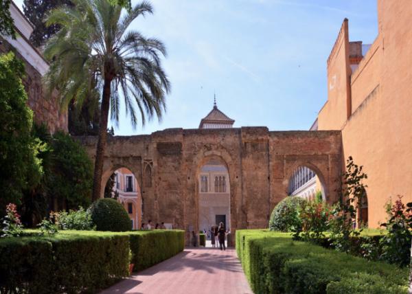 2024-06-05_02_Patio del León w the Ancient Moorish Wall0001.JPG