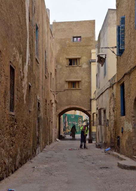 2024-06-06_12_Arches & Gateways_Narrow Street w Old Houses Partly Abandoned0001.JPG