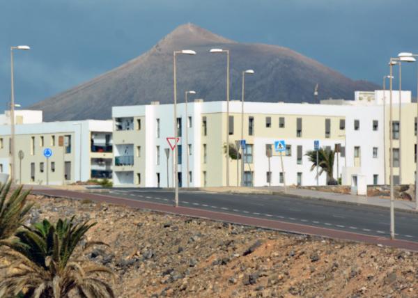 2024-06-08_27_Bldg_Punta Mujeres_Typical Canarian White Houses on the Edge of the Volcanic Escarpment0001.JPG