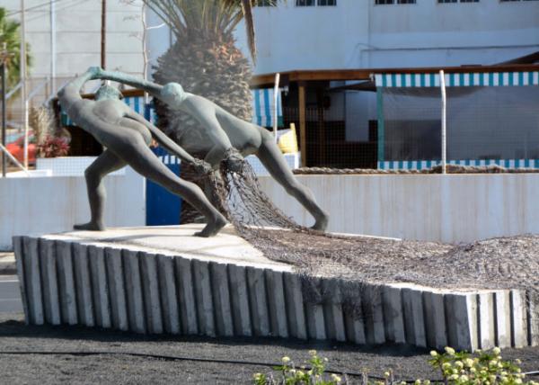 2024-06-08_38_Sculpture_Man & Woman Dragging Net @ Arrecife Port0001.JPG