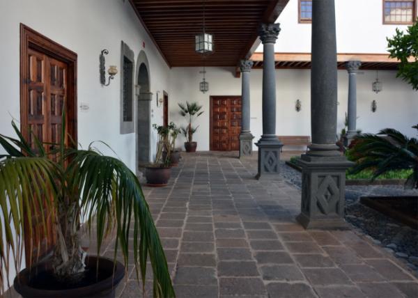 2024-06-09_30_Palacio Salazar_Patio w Remarkable Basalt Stone Columns Standing over Basalt Plinths0001.JPG