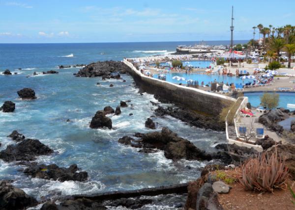 2024-06-09_10_Playa de San Telmo_ the Former Port of La Orotava w Jagged Coastline of Black Volcanic Rocks Surrounding the Swimming Pools of Lago Martinez-10001.JPG