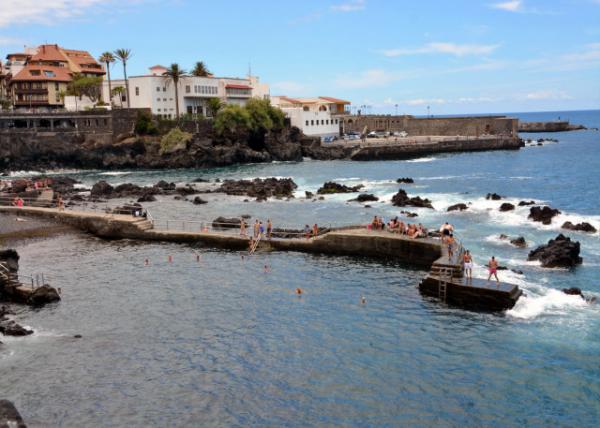 2024-06-09_11_Playa de San Telmo_ the Former Port of La Orotava w Jagged Coastline of Black Volcanic Rocks Surrounding the Swimming Pools of Lago Martinez-20001.JPG