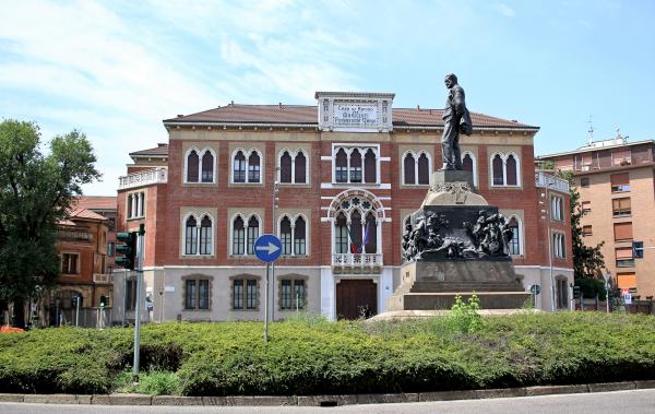 Milano_monumento_a_Verdi_Casa_riposo.jpg