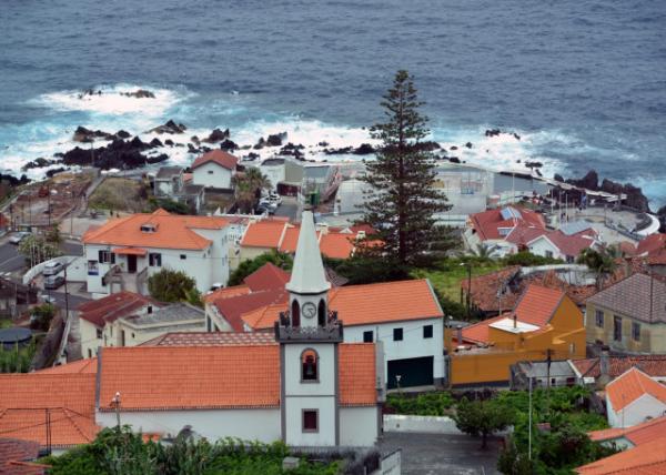 2024-06-11_117_Aerial View of Coastal Town w Red Roofs & Rugged Shoreline0001.JPG