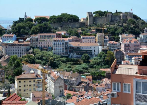 2024-06-13_54_São Jorge Castle_A Panorama of the Entire Battlements0001.JPG