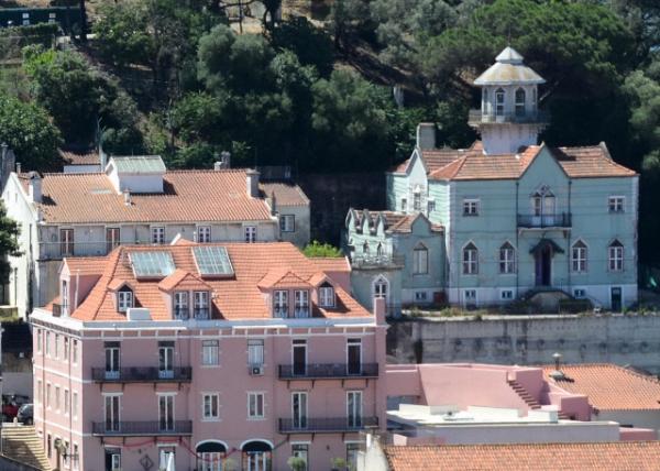 2024-06-13_58_View of Red Roofs from the Miradouro Sophia de Mello Breyner Andresen in the Alfama District0001.JPG