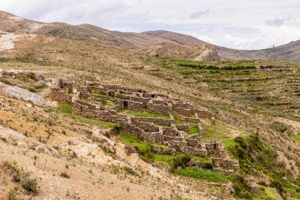 11- Թ View of Chincana up to Cerro Tikani.jpg