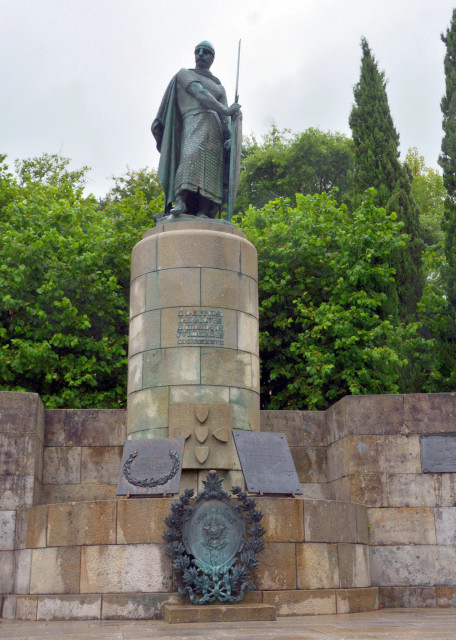 2024-06-14_09_Statue of Afonso Henriques the 1st King of Portugal in the Old City Center0001.JPG