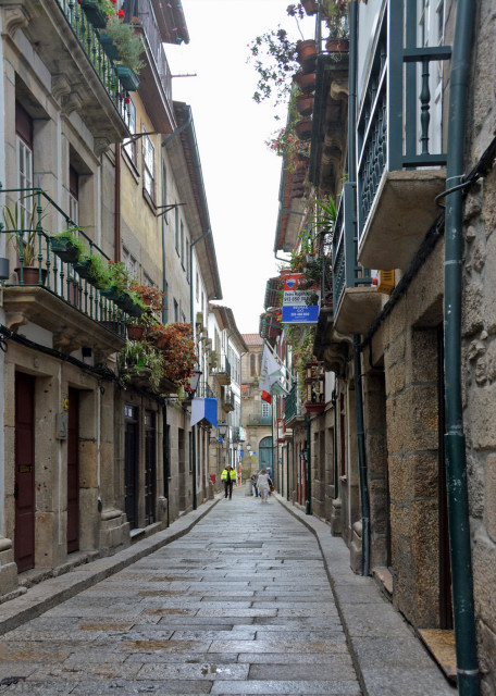 2024-06-14_27_Medieval Bldgs on the Baroque Street toward Santiago Square0001.JPG