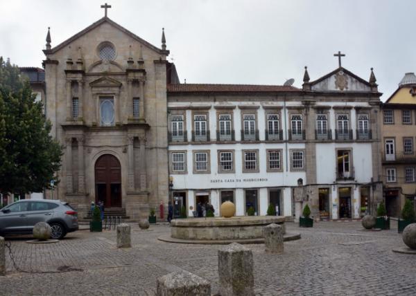 2024-06-14_52_Misericrdia Church w Plain Walls Embellished w Gilded Carde Features around Religious Icons0001.JPG