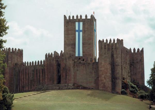 2024-06-14_Guimarães Castle Built in the 10th Century to Defend the Monastery from Attacks by Moors & Norsemen0001.JPG