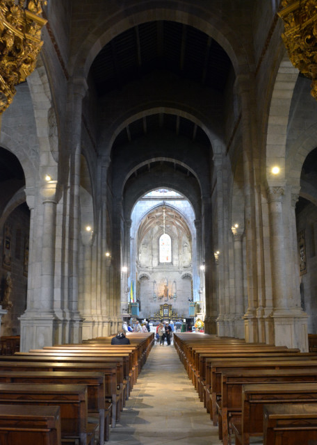 2024-06-14_145_Nave_ Main Chapel_ & Altar_ the Oldest Cathedral in Portugal Built in 11th Century in Romanesque w Gothic & Baroque0001.JPG