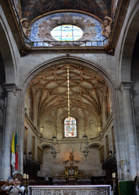 2024-06-14_147_Manuelino Gothic Main Chapel_ Ornate Stone Carved Altar_ the Oldest Cathedral in Portugal back to 11th Century in  Romanesque w Gothic Baroque0001.JPG