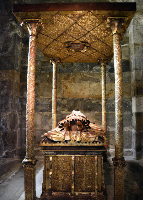 2024-06-14_169_Tomb of Infante D. Afonso_ son of King D. João I & Filipa de Lencastre w Canopy Made of Wood Covered w Pieces of Golden & Silver Copper-10001.JPG