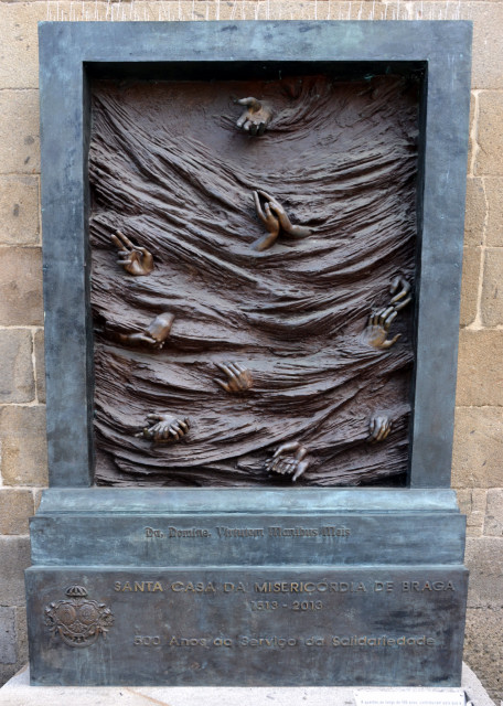 2024-06-14_122_Monument to Misericórdia  Representing the Waves from Merging Hands_ in Commemoration of the 500 Years of the Santa Casa da Misericordia_ Founded in 15130001.JPG