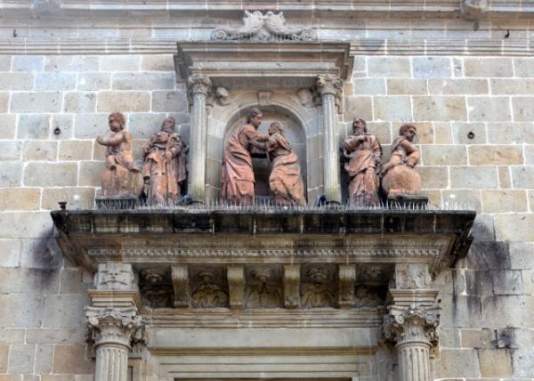 2024-06-14_Misericordia Church_Statues of Architectural Fragment in Renaissance Religious Bldg in 16th Century0001.JPG