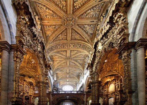 2024-06-14_12_Inner View of the Church of São Francisco Showing the Gilt Woodwork of Altarpieces, Ceiling & Columns & the Moulding Decorated w an Arca.JPG