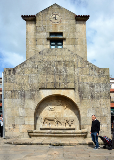 2024-06-15_115_Mercado de Abastos w Water Fountain w a Scene of Grazing Cattle0001.JPG