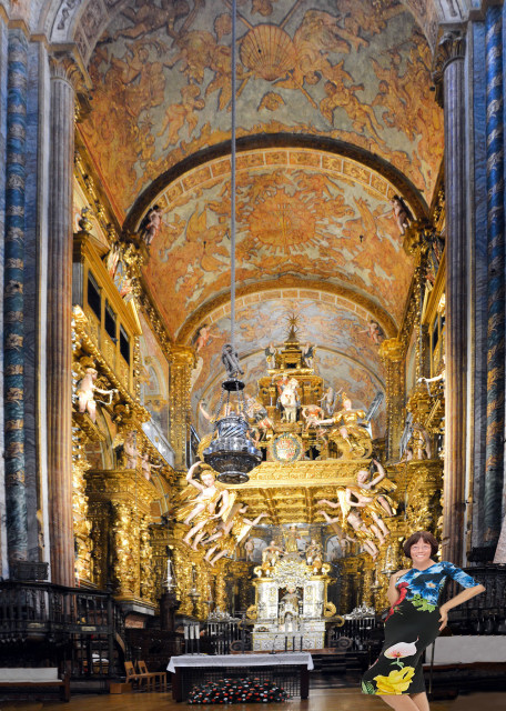 2024-06-15_71_Main Altar w Swinging Botafumeiro Dispensing Clouds of Incense-10001.JPG