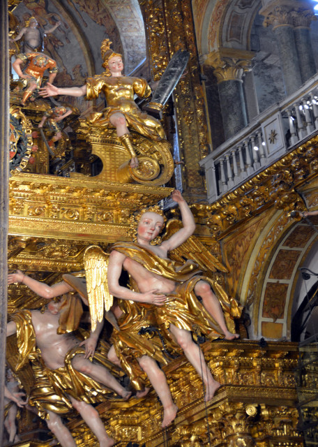 2024-06-15_77_High Altar_2 Tiers of Spectacular Ornamental Displays0001.JPG