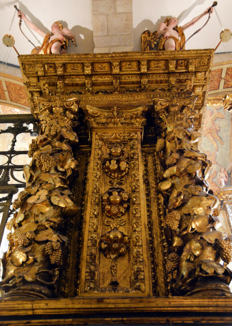 2024-06-15_87_13th-Century Baroque Main Altarpiece w Lavish Gilded Wood0001.JPG