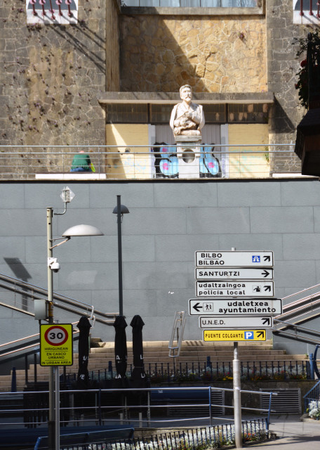 2024-06-16_23_Las Arenas _Bust of Alberto de Palacio_ Architect of the Suspension Bridge in Front of His Creation0001.JPG