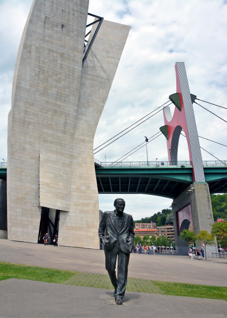 2024-06-16_11_Statue of Ramon Rubial_ a Spanish Socialist Leader_ under La Salve Bridge w Red Arc_ the Cable-Stayed Bridge Built in the 1970s0001.JPG