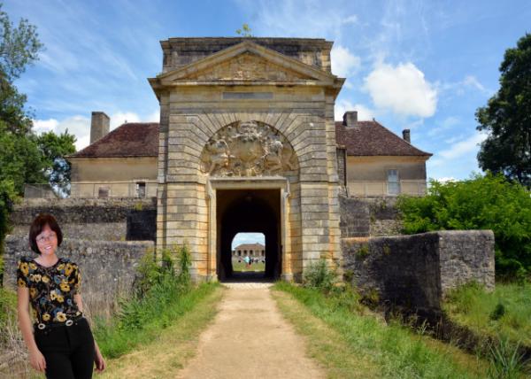 2024-06-17_03_A Half-Moon & a Magnificent Porte Royale w Beautiful Decoration Paid Homage to King Louis XIV-10001.JPG