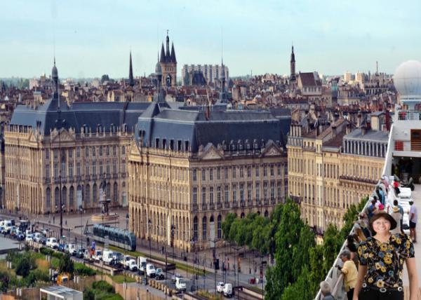 2024-06-17_00_Place de la Bourse_Traffic and trams on the Quai de la Douane or Customs Quay-1M0001.JPG