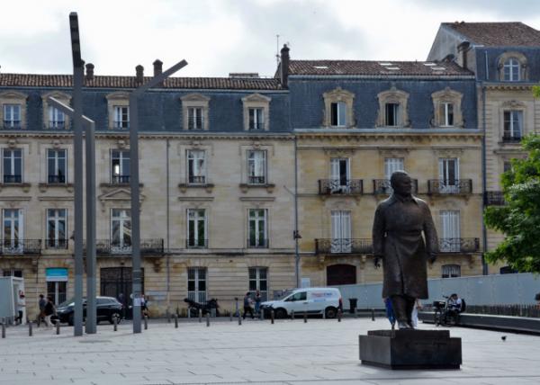 2024-06-17_31_Statue of Jacques Chaban Delmas_ the Prime Minister in the Pompidou Government on the Pey-Berland Square opposite the Rohan Palace0001.JPG