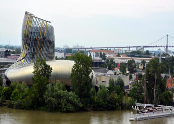 2024-06-17_71_View of the Cit du Vin_ a Futuristic Bldg Famous for Its Fine Wines-30001.JPG