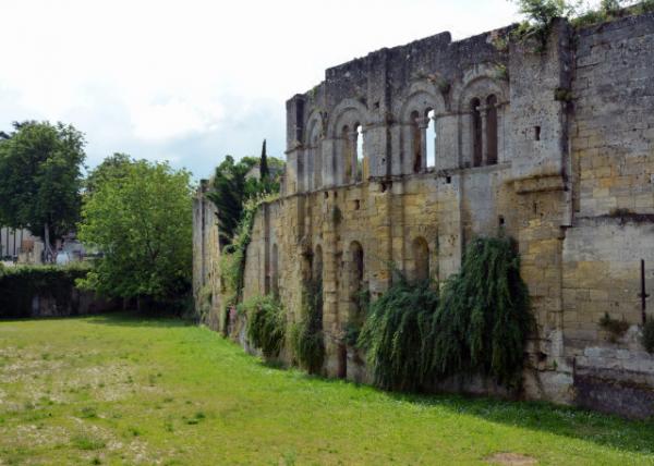 2024-06-18_42_Former Cardinal Palace w Romanesque Perimeter Wall & Its Nicely Balanced Frontage, Many Windows, & Finely Decorated  During Its.JPG