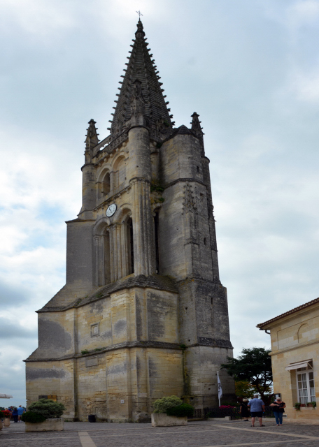 2024-06-18_66_Bell Tower Square w the 2 Arms of the Upper Town Embracing the Original Hollow & the Panorama Lookout over the Dordogne Valley0001.JPG