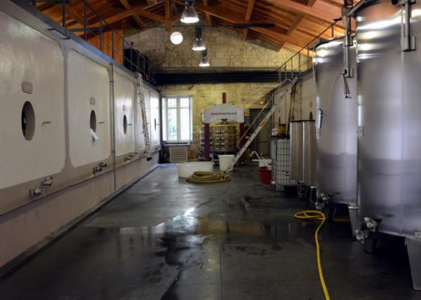 2024-06-18_30_Stainless Steel Wine Vats in a Row inside the WineryƳһŲ־Ͱ0001.JPG