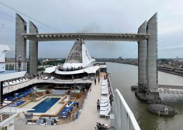 2024-06-18_03_Sail away_ Approaching under Pont Jacques Chaban Delmas-20001.JPG