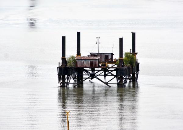 2024-06-18_14_Mysterious Rig w No Name on the River Garonne0001.JPG