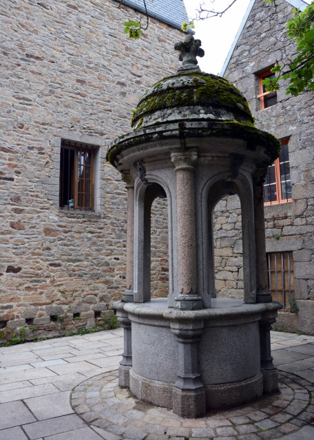 2024-06-19_35_Small Decorative Well in Various Materials Columns in Pink Granite from Ploumanach_ Base in Diorite_ & Sculpture in Dark Kersantite0001.JPG