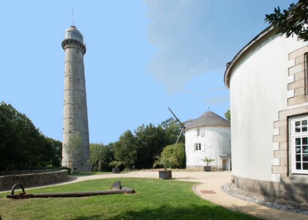 2024-06-19_06_Tour de la Dcouverte, a Signal Tower & 2 Windmills in the Port Enclosure on Faouëdic Hill0001.JPG