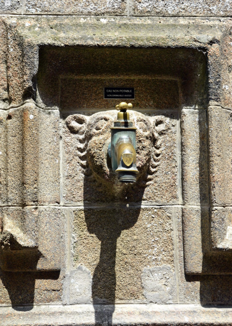 2024-06-20_64_Outdoor Medieval Water Tap w Fleur-de-Lis French Lily & Shell of Saint James Coats of Arms in Inner Court of Saint Michael's Abbey0.JPG