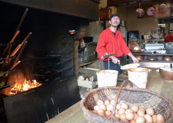 2024-06-20_73_Omelettes Cooking on a Wood Fire at La Mre Poulard0001.JPG