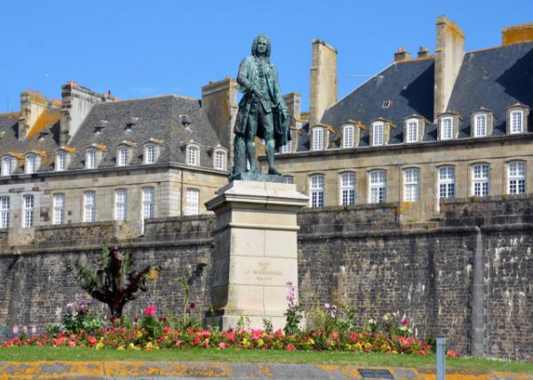 2024-06-20_09_Monument to the French Naval Officer & Colonial Administrator Bertrand-Francois Mah_ Count of La Bourdonnais (1699-1753)0001.JPG