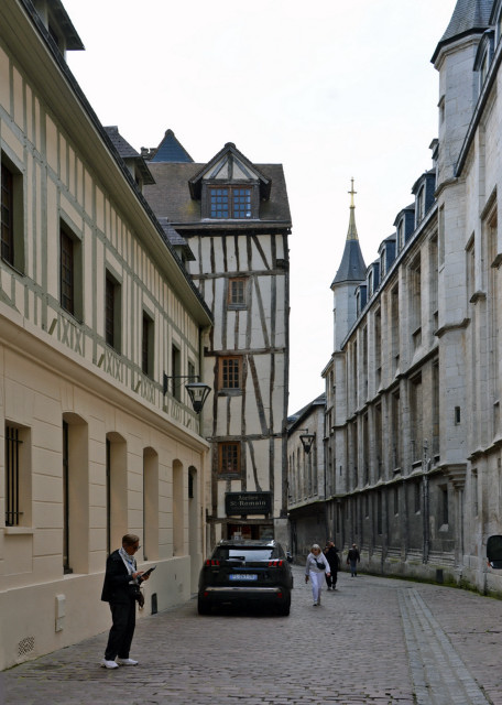 2024-06-21_62_Rue Saint-Romain Between 1460 and 1466, Guillaume d'Estouteville had the archiepiscopal palace restored, o.JPG