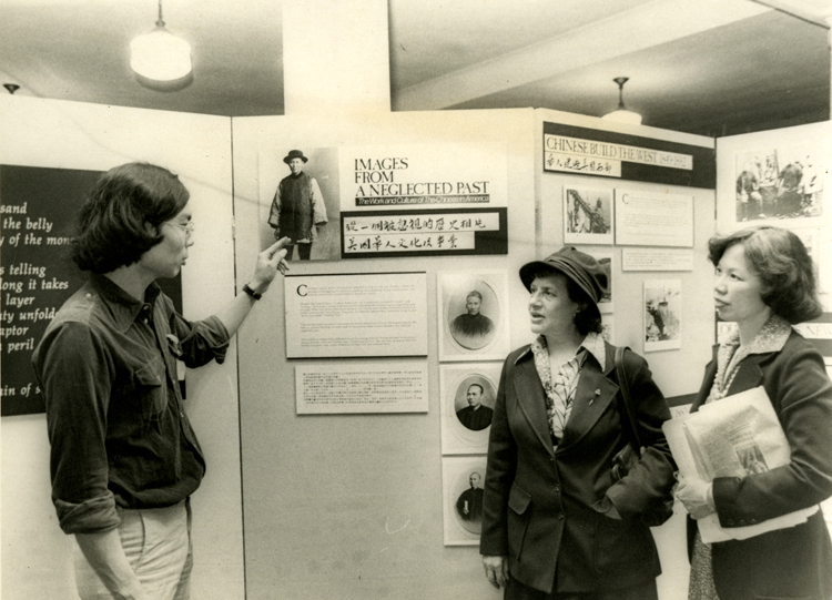 29 April 2019 Posted.
John Tchen explaining the exhibition Images from a Neglected Past, Photograph by Emile Bocian, Museum of Chinese in America (MOCA) Collection.
陈国维讲解展览《一个被忽视的历史照片展》，包信拍摄，美国华人博物馆（MOCA）馆藏