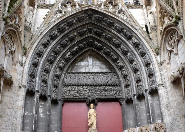 2024-06-21_09_Portail des Librairies w Column-statue of Saint Romain0001.JPG